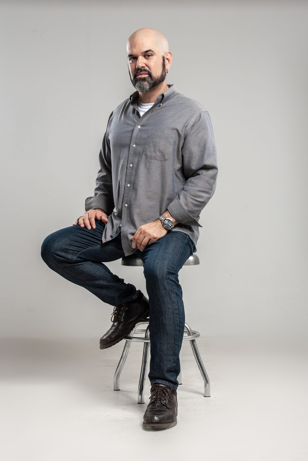 Obie Fernandez — Seated, full length